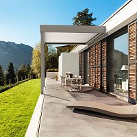 Self-supporting pergola PINDEwall-mountedthermo-lacquered aluminumwith mobile slats