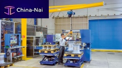Pillar jib crane lifting