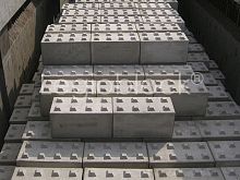 Solid concrete block for wallinterlocking