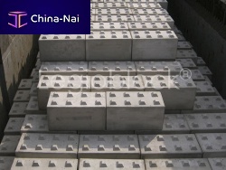 Solid concrete block for wallinterlocking