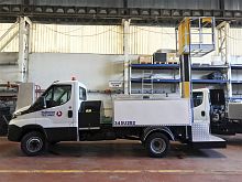 Self-propelled water service truck EWT-2500with lift platformfor airport