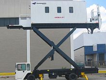 Self-propelled ambulift for airport