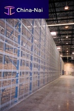 Fall-arrest grate for pallet rackswith frame