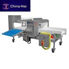 Metal detector with conveyor for the food industry